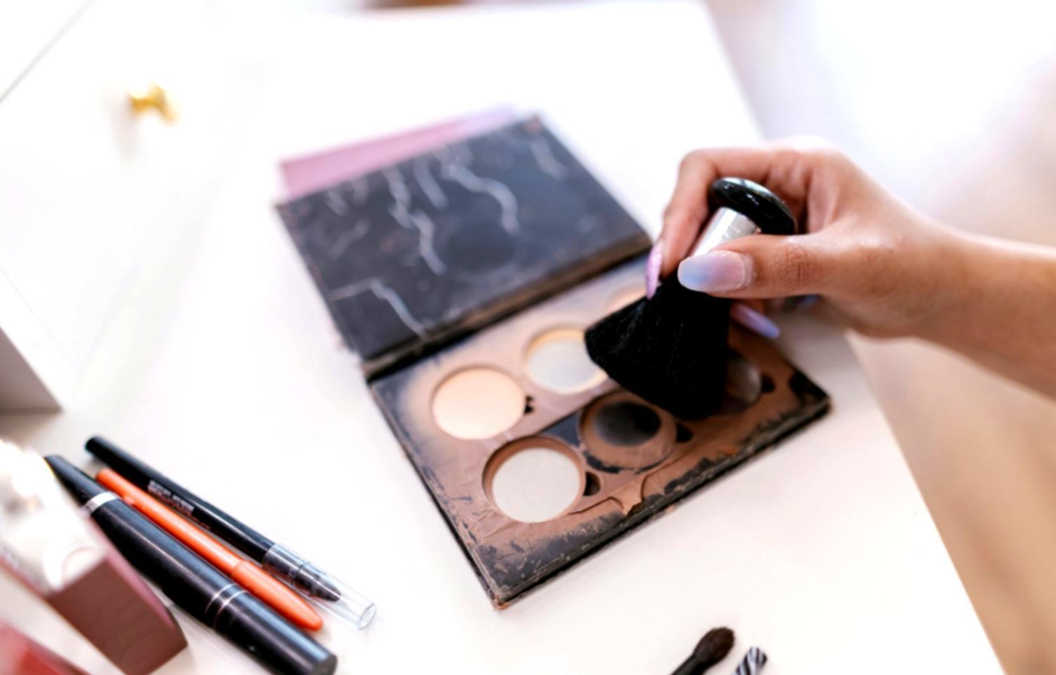 Verschiedene Make-up Anwendungstechniken mit professionellen Pinseln und Werkzeugen