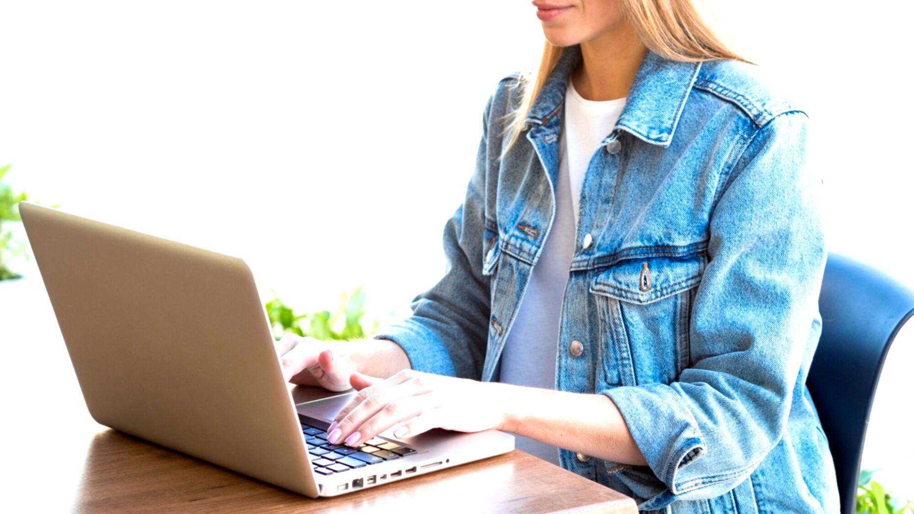 Professionelle Make-up Pinsel und Kosmetik Werkzeuge auf modernem Arbeitsplatz